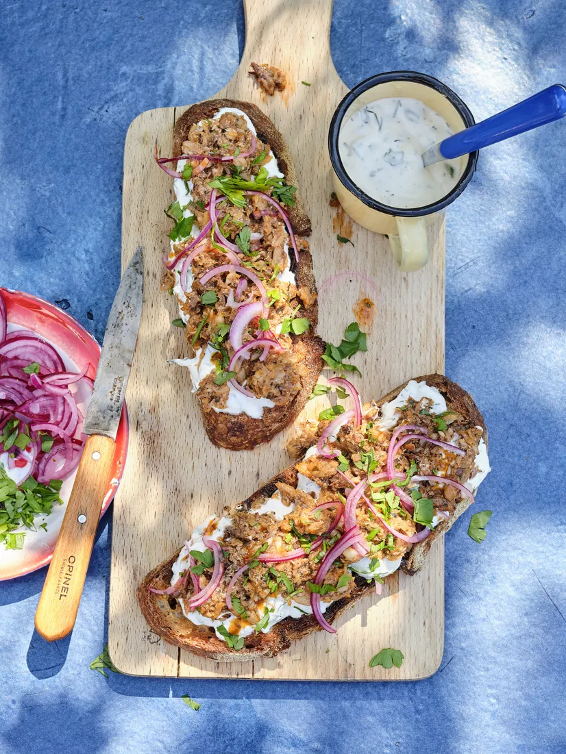 Smashed Harissa sardines op brood