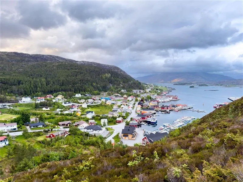 Vissersdorp Kalvåg aan de westkust van Noorwegen
