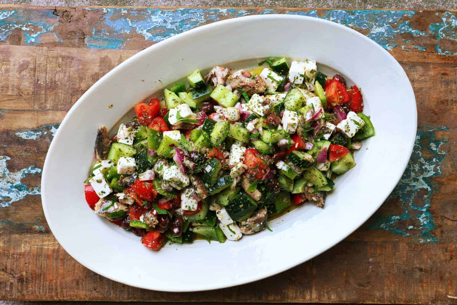 Griechischer Salat mit Sardinen - Fish Tales